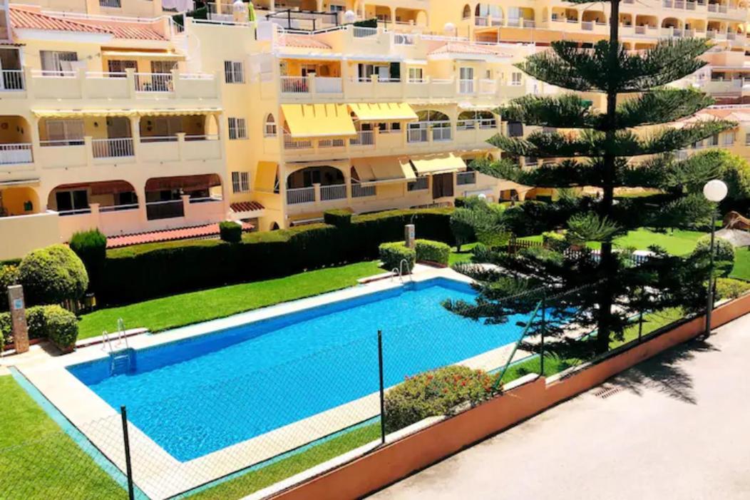 Piso En Zona Tranquila De - Torrequebrada Golf Apartman Benalmádena Kültér fotó